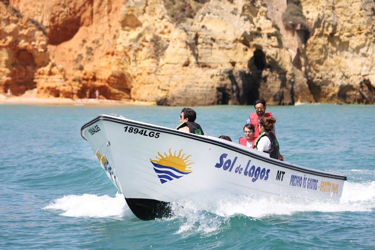 O barco do Sol de Lagos a cortar a água