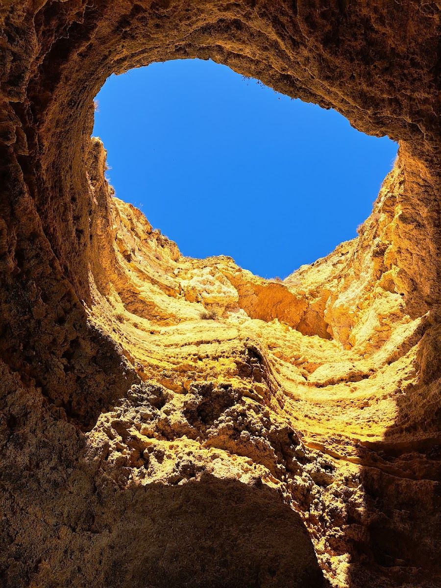 Claraboia dourada dentro da gruta