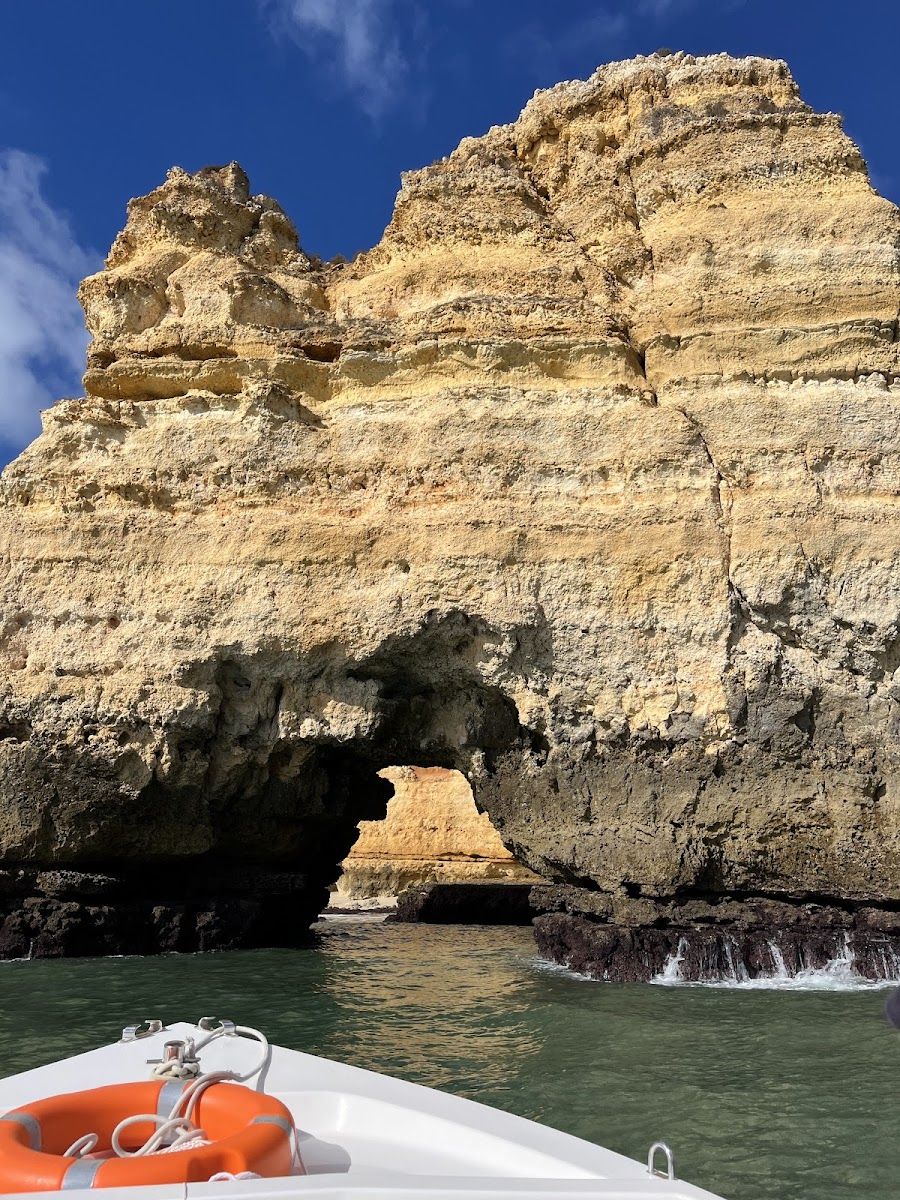 Da proa, rumo ao arco da falésia