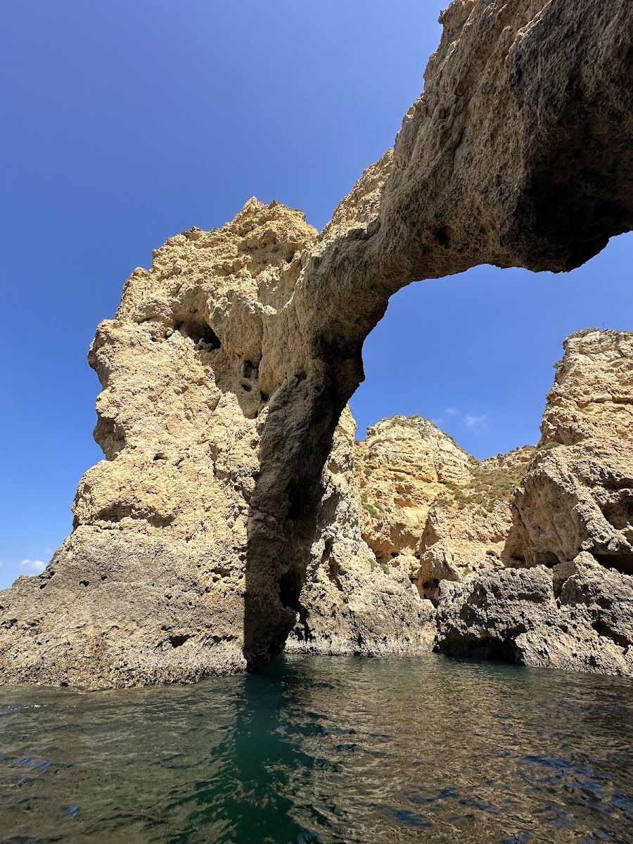 Arco de pedra sobre o mar