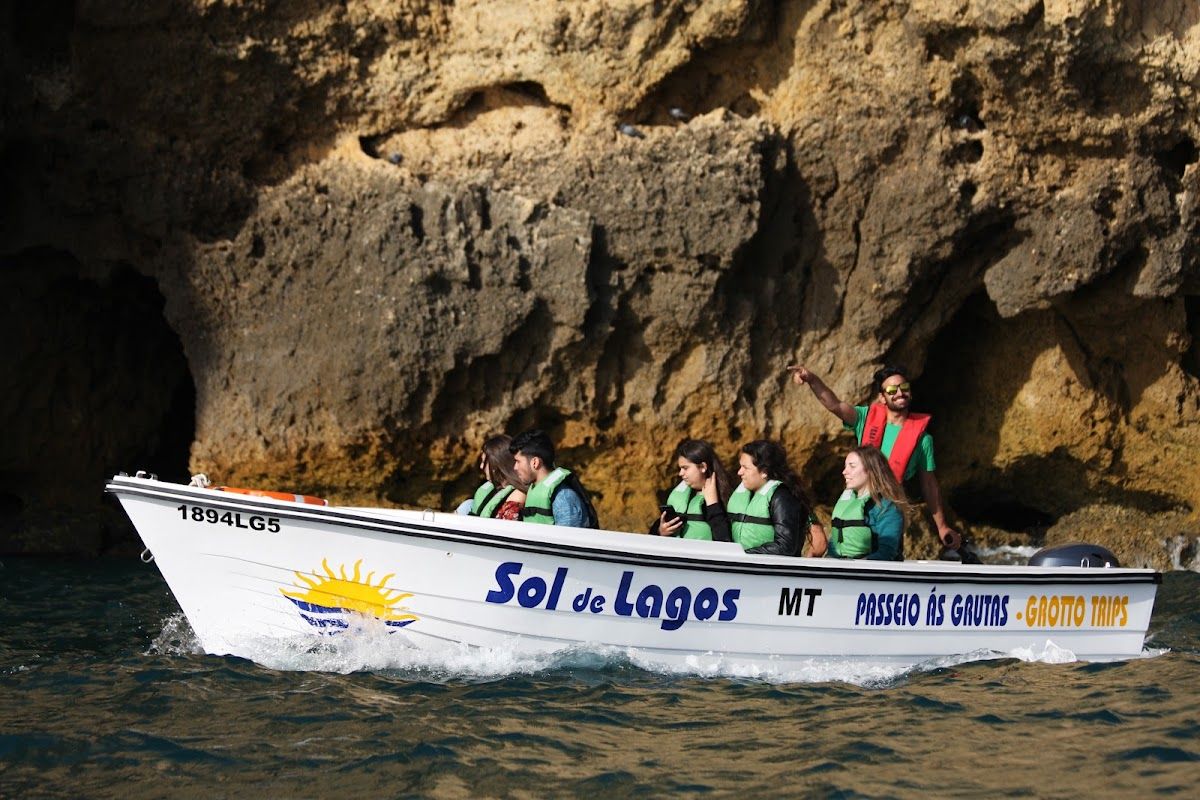 O barco junto às grutas